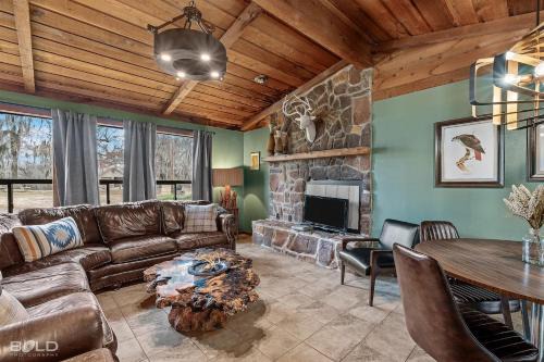 Uncertain House | Moss Stone Lodge With Canoes, Caddo Shores Cabins