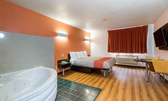 Quad Cities Hotel | Motel 6 Davenport, IA