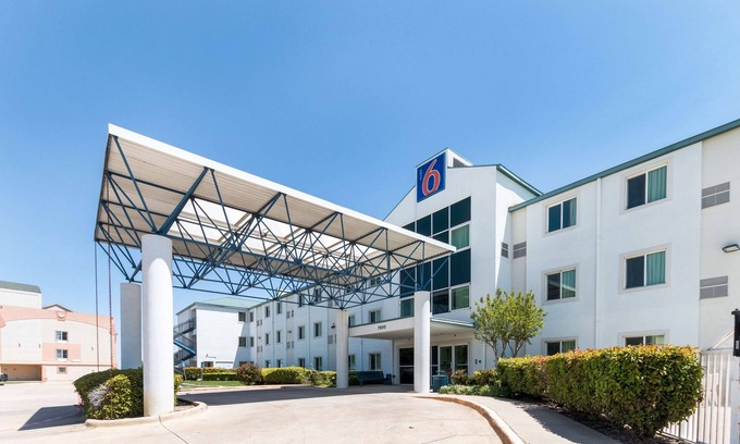 Irving Hotel | Motel 6 Irving, TX - DFW Airport North