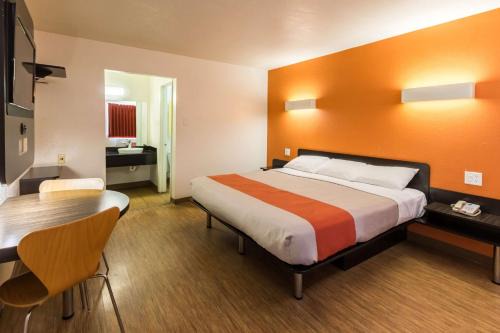Stephenville Hotel | Motel 6-Stephenville, TX