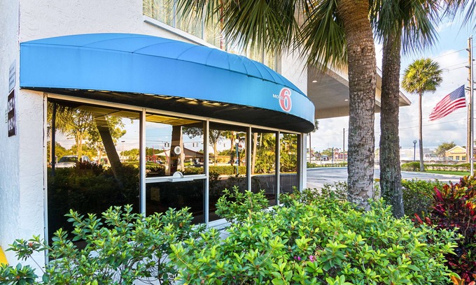 Tampa Hotel | Motel 6 Tampa, FL - Fairgrounds