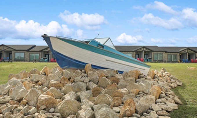 Graford Hotel | MotorBoat Inn Suite 3