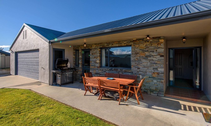 Wanaka Cottage | Mount Iron Magic - Wanaka Holiday Home