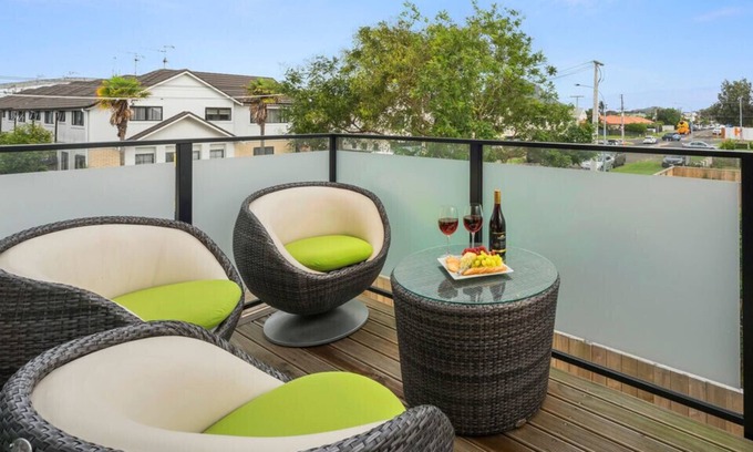 Mount Maunganui Cottage | MOUNT VIEWS ON MIRO - MT. MAUNGANUI HOLIDAY HOME in Papamoa Beach
