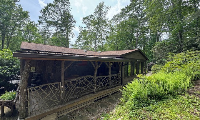 Newland House | MOUNTAIN CABIN IN LINVILLE NC.Join us for OCTOBER LEAF CHANGING and FESTIVALS .