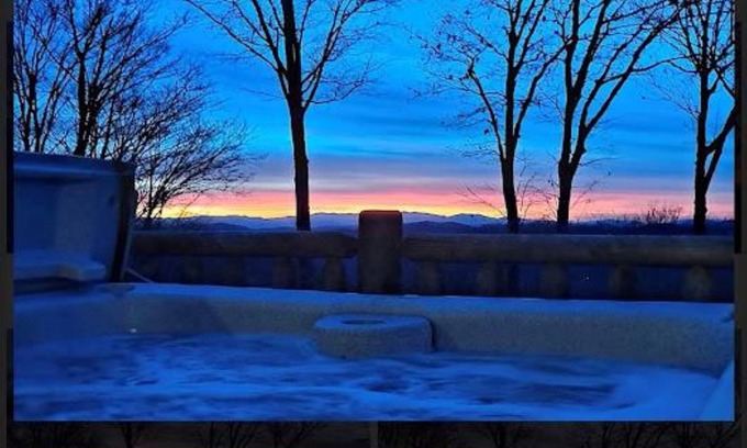 Wolf Laurel Cabin | Mountain Cabin near Asheville*Hot Tub* Snow Skiing*Outdoor Wood Fireplace*