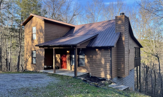 Townsend Cabin | Mountain Deer Pass- A rustic mountain retreat on the Peacful Side of the Smokies