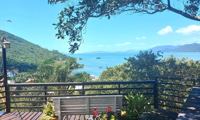 Caiacanga House | Mountain house with panoramic viewpoint.