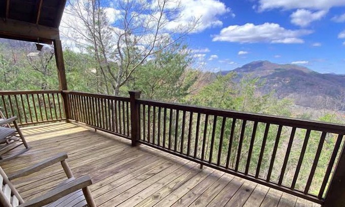 Wears Valley House | Mountain Life - Beautiful Mountain & Valley View - Hot Tub - WiFi