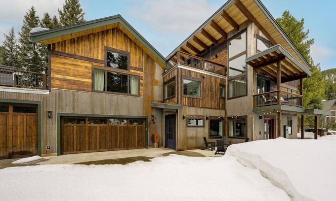 Blue River House | Mountain Manor · Mountain Manor| Luxury Home 5 min to Breck| HotTub
