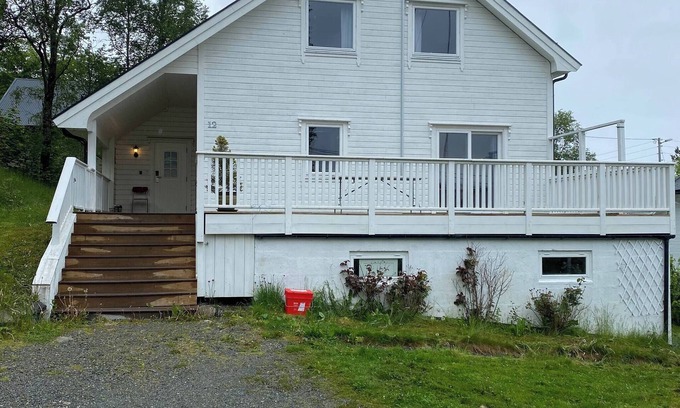 Brattvag House | Mountain Retreat in Brattvåg - Unwind in Nature