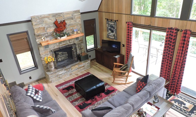 Robbinsville Cabin | Mountain Ridge View, Paved Access & Fast Wi-Fi, available Oct 7-11