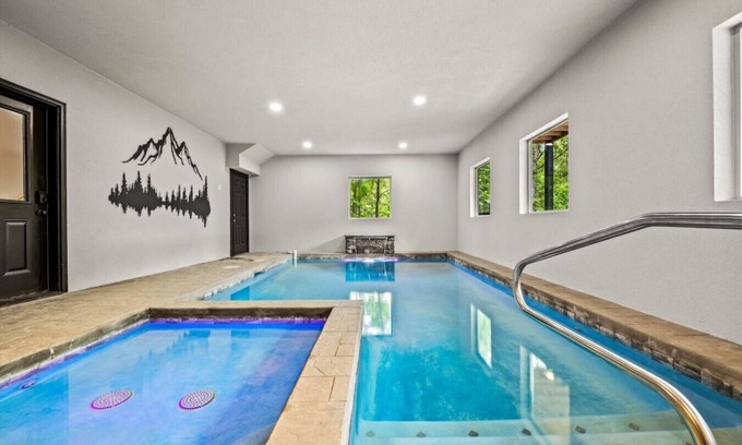 Sevierville Cabin | Mountain Splash Retreat: Luxe 6BR Pool Cabin*Hot Tub*Arcade*Sleeps 20