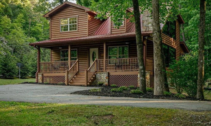 Sautee Nacoochee Cabin | "Mountain Time" luxurious cabin near Helen and Unicoi State Park- Sept 10% Off