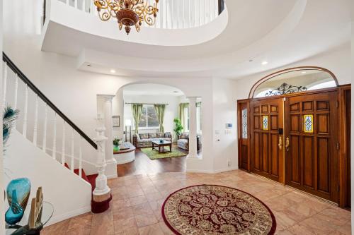Canoga Park House | Mountain View Luxury Estate with Pool in West Hills