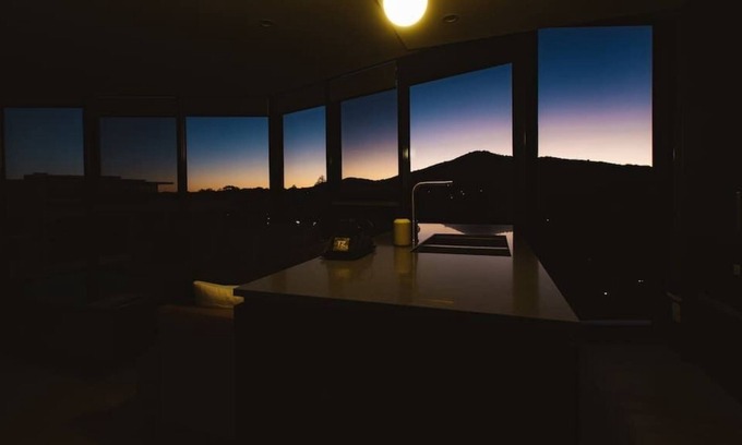 Reid Apartment | Mountain View Apartment at Canberra Centre!! 824