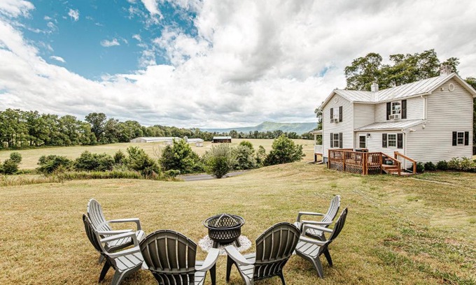 Luray House | Mountain View Farmhouse in Luray, Family Friendly