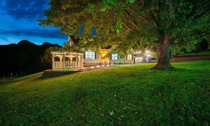 Sparta Apartment | Mountain View Getaway with Ravine ๐๏ธ Fire Pit ๐ฅ Hot Tub โจ Sleeps 24