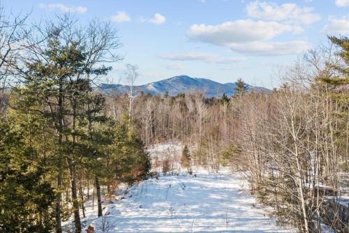 North Conway Apartment | Mountain View Home with Hot Tub