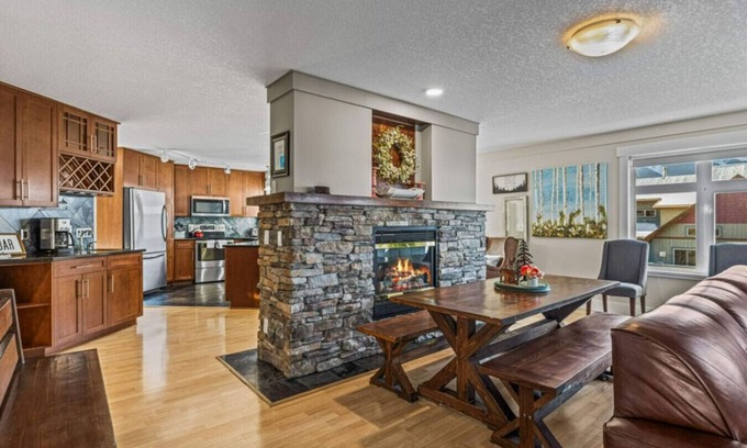 Cougar Creek Condo | Mountain View Retreat: Elegant 3BR condo w/gym