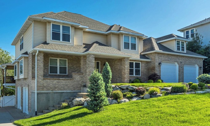 Bountiful House | Mountain View Retreat: 2 BR/2 BA Spacious & Cozy!