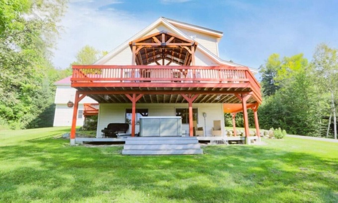Jefferson Apartment | Mountain Views, Hot Tub near Hiking, Ski & Santa`s Village