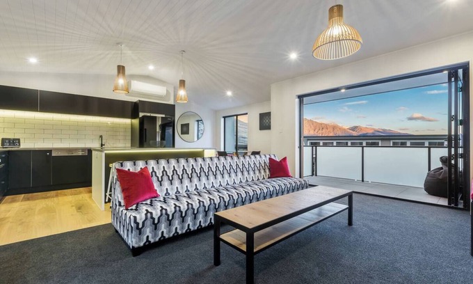 Queenstown House | Mountain Views On Queenstown Hill With Hot Tub!