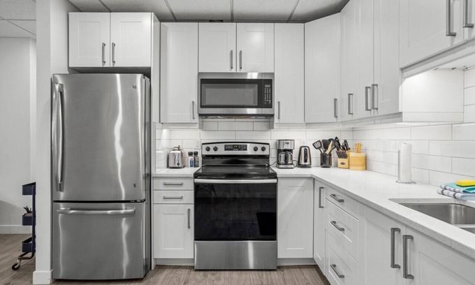 Canmore Apartment | Mountain Views | Spacious 1 Bed | Central Location