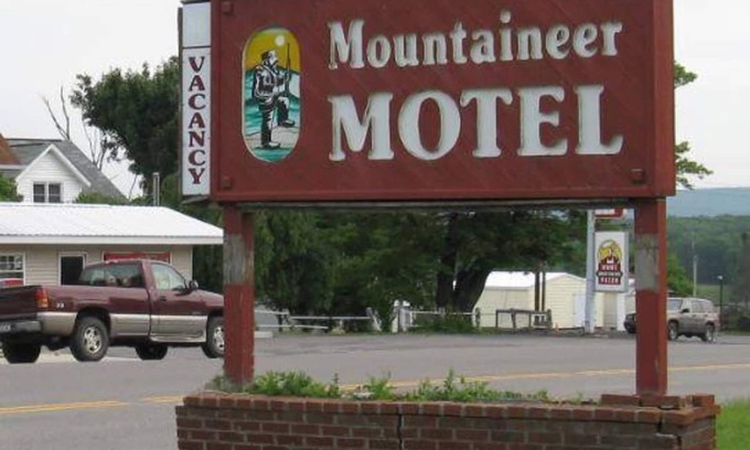 Mount Storm Hotel | Mountaineer Motel - Standard room
