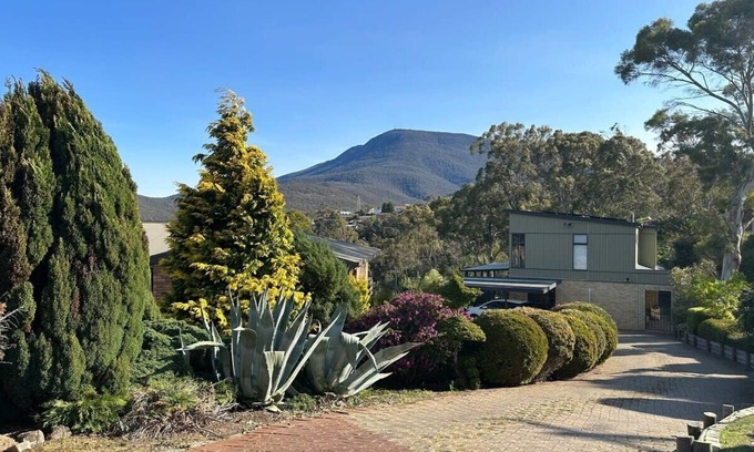 West Moonah House | Mountains and Treetops Retreat - Nature Getaway