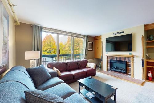 Warren Apartment | Mountainside 35