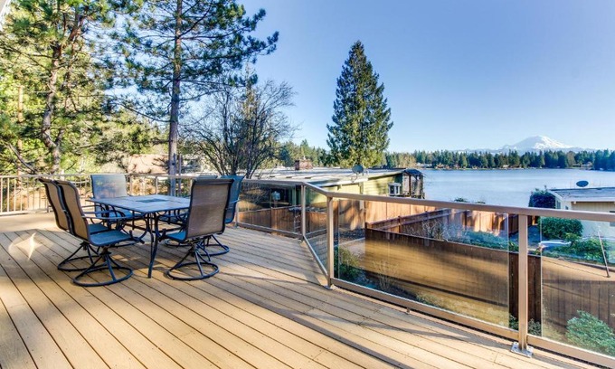 Lake Morton-Berrydale House | Mt. Rainier view from Lake Morton