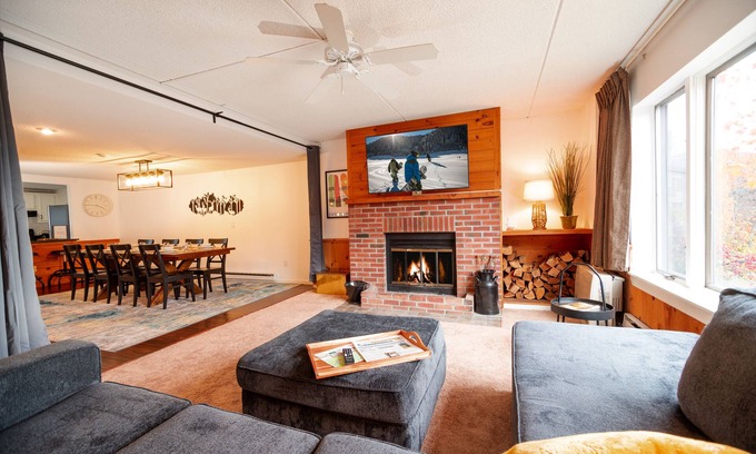West Dover Condo | πMt SNOWβ2mins β
Netflix β
Hot Tub β
GYM β
2 King