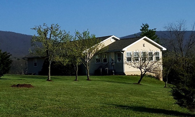 New Market House | Mt. Views. Pool table, ping pong, near caverns & skyline drive. PET FRIENDLY.
