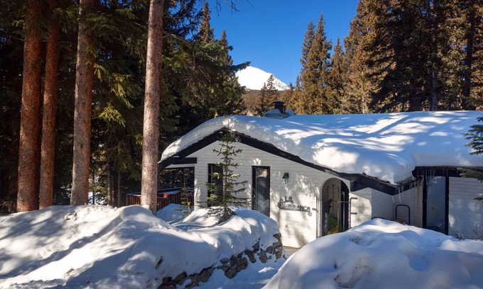 Valley of the Blue House | Mtn Getaway with VIEWS, PRIVATE HOT TUB & POSH Decor!