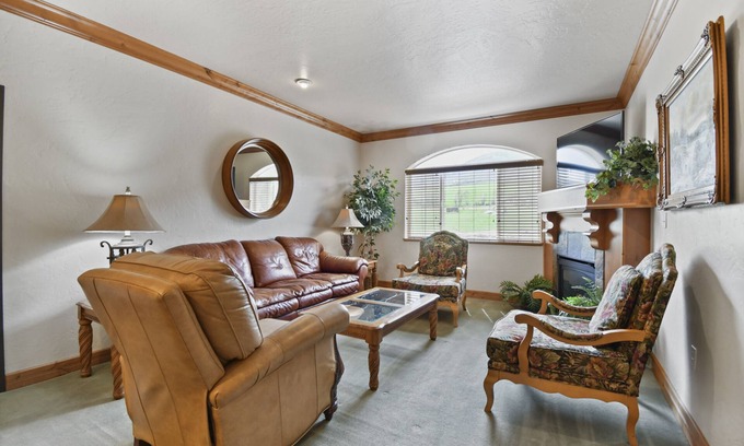 Midway Villa | Mtn Retreat: Relax Serene Nature, Hot Spring & Spa 2015