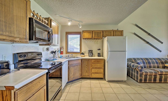 Silvercreek Condo | Mtn-View Ski-In/Out Granby Condo w/Hot Tub!