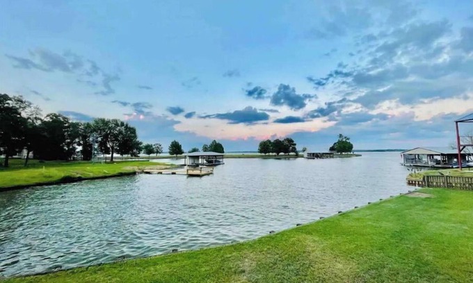 Franklin House | Multi-home Lakefront Retreat- kayaks, fire pit, yard games, hot tub