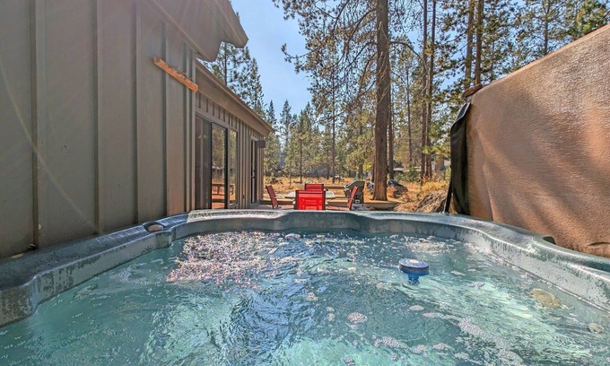 Sunriver House | Multi-Level home with a Private Hot Tub & A/C - Whistling Swan 8
