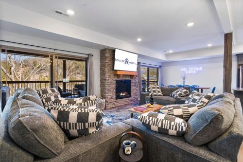 Hollister House | Multiple Arcades-Private Hot Tub-Cmty Indoor Pool-Free Daily Tickets-Water View-Cmty Dog Park