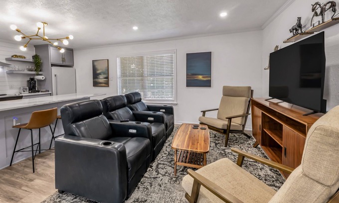College Station Apartment | Mustang: Theater Chairs/Walk to A&M/Comfy King Bed