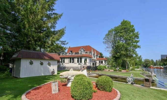 Lagoon City House | Myrna's Chateau in beautiful Lagoon City
