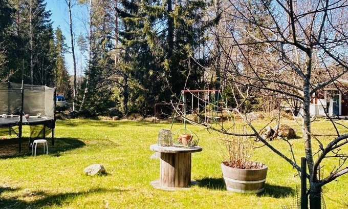 Sodersvik Cabin | Mysig Stuga i Västanvik. Härlig Altan i Bästa Solläge och Stor Barnvänlig Tomt