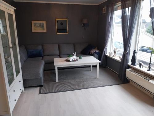 Saeveland Apartment | Nær sentrum skog å strand