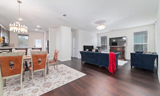 Houston House | N-E-G House - near DAVID WAYNE HOOKS Airport