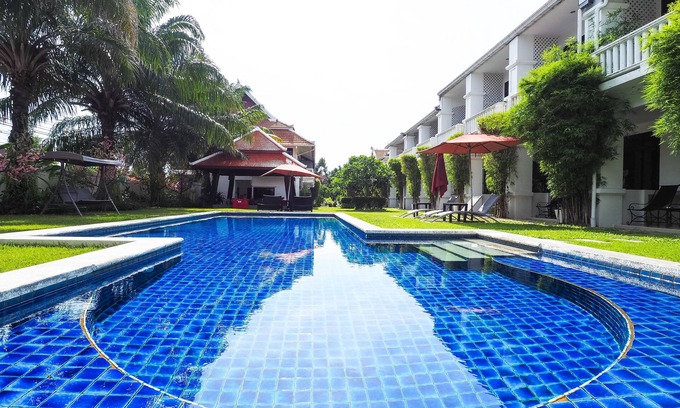 Na Chom Thian Resort | Na Jomtien 20 BR Resort Near Beach for 20 People