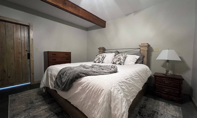 Jonesboro Other | Nanny's Place- Cozy Rustic Getaway B&B by Shawnee Hills Wine Trail and Parks