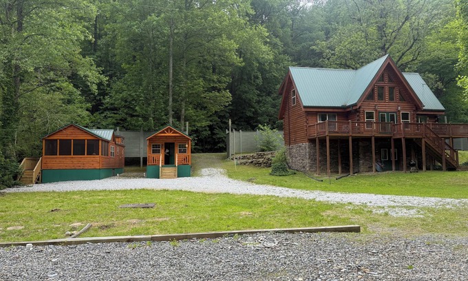 Bryson City Cabin | Nantahala Riverfront Paradise! Papa Bear Cabin + 2 Tiny Homes - Sleeps Up to 14!
