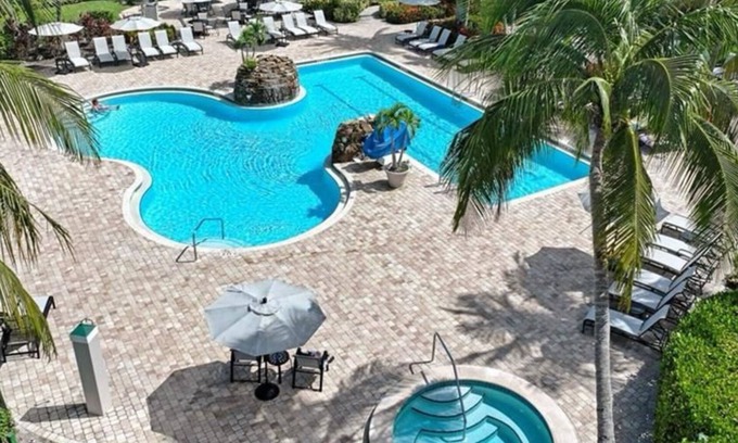 Naples Resort | NAPLES RESORT 3BDRM/BTH HOT TUB POOL GOLF CLUB AMENITIES INCL. 5TH AVENUE/BEACH