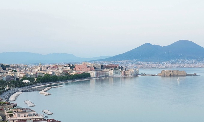 Naples Apartment | Naples Stadium apt. - six people, three bedrooms, two bathrooms, free park